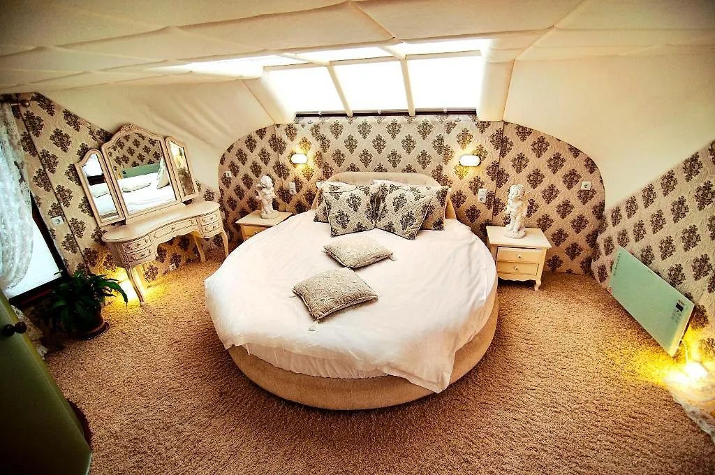 Art-Boatel St Andre Hotel Kiev 0*,